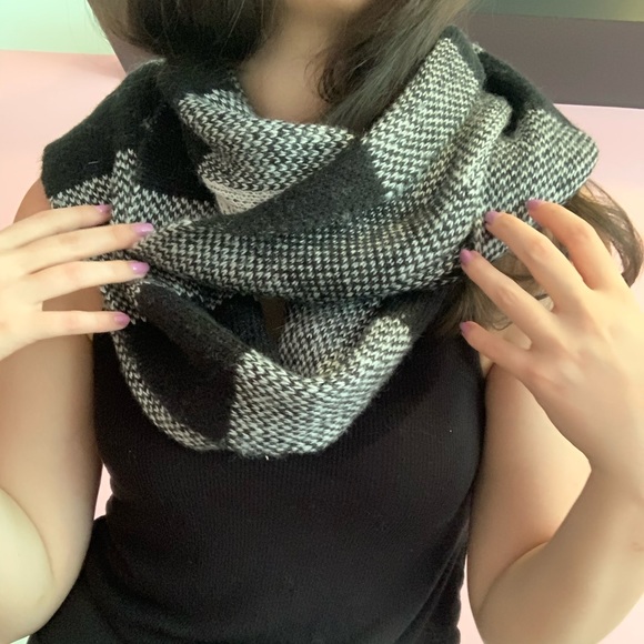 Plaid infinity scarf - Picture 3 of 6